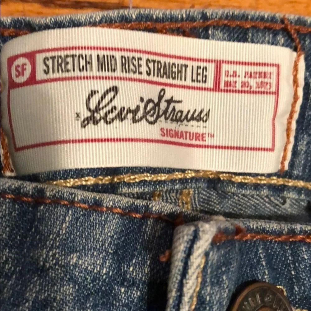 Levi’s Stretch mid rise straight leg.